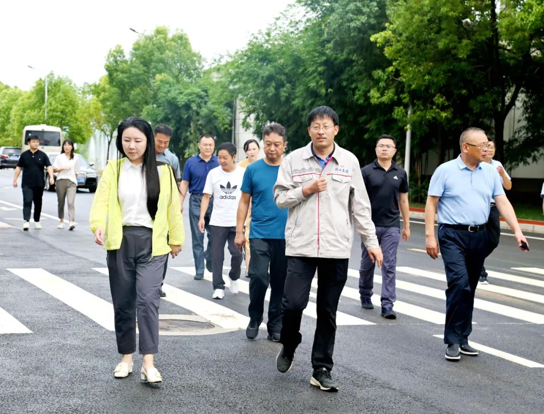 河南省生態(tài)文明建設示范縣考核驗收專家組蒞臨淅川中聯(lián)進行考察調(diào)研